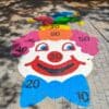 סקיפ משחקי רצפה - מיומנות ואתגר- משחק רצפה קליעה למטרה ליצן